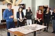 Im Golf Clubhaus Andermatt hören die Jus-Studenten gespannt zu, was Christoph Langenberg, Leiter Planung und Entwicklung Andermatt Swiss Alps AG, zu sagen hat. (Bild: PD, Andermatt, 26. Oktober 2018)