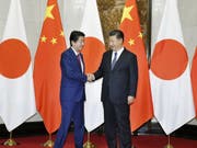 Shinzo Abe (l.) und Xi Jinping am Freitag in Peking. (Bild: Keystone/AP Kyodo News/193452+0900)