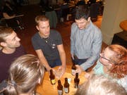 Die Jungpolitiker Marco Planzer, Fabio Affentranger, Joel Gamma und Soraya Sägesser (von links) diskutierten am «Speaker’s Corner» angeregt über aktuelle Themen. (Bild: PD, Altdorf, 25. Oktober 2018)
