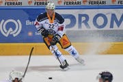 Santeri Alatalo ist ein Fan des neuen Zuger Spielsystems. (Bild: Samuel Golay / Keystone (Ambri, 21. September 2018))