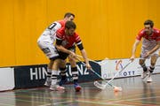Marco Schöni (Mitte) im Duell mit Churs Sandro Cavelti. (Bild: Manuela Jans-Koch (Sarnen, 25. Oktober 2018))