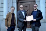 Marco Planzer (links) und der Präsident des Jugendrats, Leza Aschwanden, überreichen Landammann Roger Nager die Petitionen des Urner Jugendrats. (Bild: PD, Altdorf, 25. Oktober 2018)