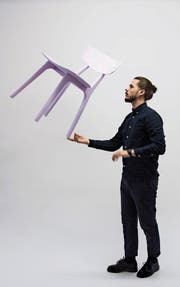 Elias Julian Kopp mit dem Styropor-Modell seines Stuhls «Mobula Chair». (Bild: PD)
