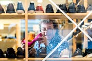 Ueli Riesen in seinem Schuhladen an der Ledergasse in Luzern. (Bild: Eveline Beerkircher, 24. Oktober 2018)