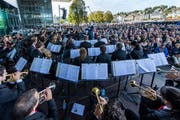 Die Stadtmusik Willisau spielt am World Band Festival vor dem KKL. (Bild: Eveline Beerkircher (Luzern, 22. Februar 2018))