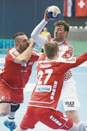 Alen Milosevic (links) und Max Gerbl in Osijek gegen Kroatiens Domagoj Duvnjak. (Bild: Davor Javorovic/Pixsell))