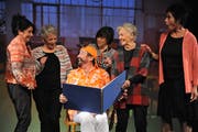 Der Fotograf (Roby Arnold) bespricht mit den Frauen die freizügigen Aufnahmen für den Kalender. (Bild: Urs Hanhart (Altdorf, 24. Oktober 2018))