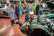 Mitglieder der US-Delegation lassen sich über die praktische Ausbildung von Mechanikern informieren. (Bilder: Reto Martin)