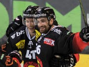 Berns Gregory Sciaroni (links) und Mark Arcobello feiern den Treffer zum 3:2. (Bild: KEYSTONE/PETER SCHNEIDER)