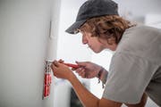 Ein Handwerker im Einsatz. (Bild: Gaetan Bally/Keystone)
