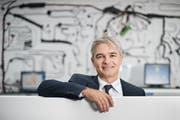 Komax-CEO Matijas Meyer im Showroom am Hauptsitz in Dierikon. (Bild: Boris Bürgisser, 18. August 2015)