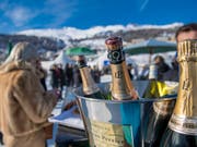 Der Reichtum der Milliardäre nimmt auch in der Schweiz zu: Champagner trinken am White Turf in St. Moritz. (Bild: KEYSTONE/GIANCARLO CATTANEO)