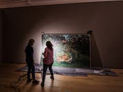 Zwei Restauratorinnen begutachten das Kunstwerk «Der hungrige Loewe wirft sich auf die Antilope» von Henri Rousseau: Das Bild war von Basel nach Frankfurt gereist und wird dort bis 3. Februar zu sehen sein (Bild: KEYSTONE/dpa/ANDREAS ARNOLD)
