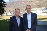 Roland Norer, Rechtsprofesor Uni Luzern (rechts) und Emanuel Strub, Generalsekretär Justizdirektion Uri haben sich im Rahmen eines Seminars der Uni Luzern zusammen mit Jus-Studenten dem Sawiris-Projekt in Andermatt gewidmet. (Bild: Remo Infanger, Andermatt, 25. Oktober 2018)