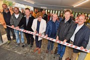 Die Muotathaler Gemeindepräsidentin Maria Christen durchschneidet das Band. (Bild: Andreas Seeholzer, (26. Oktober 2018)