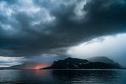 Während sich auf dem See zwischen Kehrsiten und Meggen eine Wolke entleert, wird der Regenschauer von rötlichen Abendlicht erleuchtet. (Bild: Roger Grütter)