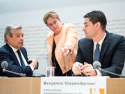 SVP-Nationalrätin und Ems-Chemie-Chefin Magdalena Martullo wirbt gemeinsam mit den Unternehmern Benjamin Giezendanner und Alberto Siccardi für ein Ja zur Selbstbestimmungsinitiative. (Bild: KEYSTONE/PETER SCHNEIDER)