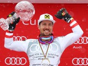 Marcel Hirscher präsentierte im letzten März seine grosse Kristallkugel (Bild: KEYSTONE/AP/MARCO TROVATI)