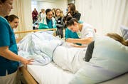 Praktische Übung: Angehende Pflegefachfrauen ziehen im sogenannten Skillsroom die Fäden nach einer Wundheilung.