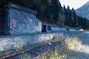 Das Munitionslager im sogenannten «Eidgenössischen» in Göschenen mit Wachhaus (links) und Verladerampe. Am 18. August 1948 brannte der Stollen 1 (erste Öffnung im Bild rechts). (Bild: Christoph Hirtler, Göschenen, Oktober 2018)