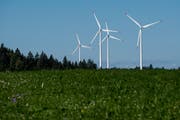 Windkraftanlagen auf dem Col du Mont-Crosin im Berner Jura. (Bild: KEY/Jean-Christophe Bott)