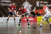 Noah Boschung (Sarnen, Mitte) und gegen Gian-Luca Amato (Chur). (Bild: Manuela Jans-Koch (Sarnen, 25. Oktober 2018))