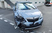 Das Auto ist nach dem Zusammenstoss zerstört. (Bild: Luzerner Polizei)