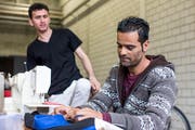 Zwei Asylsuchende aus Afghanistan anlässlich eines Pilotprojekts in Aarau. (KEYSTONE/Alexandra Wey)