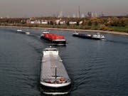 Der Rhein fällt als Transportweg aus - wegen der anhaltenden Trockenheit. Aber gerade über diesen Fluss werden 40 Prozent des Dieselöls in die Schweiz importiert (Aufnahme vom 3. Oktober 2018 bei Duisburg in Deutschland). (Bild: KEYSTONE/EPA/FRIEDEMANN VOGEL)