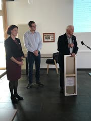 Heimleiterin Domenika Schnider und Leiter Hotellerie, Thomas Herold, lauschen den Worten von Josef Slembrouck. (Bild: Andrea Müntener-Zahnder)