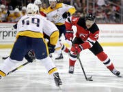 Nashvilles Captain Roman Josi verteidigt gegen New Jerseys Stürmer Taylor Hall (Bild: KEYSTONE/AP/JULIO CORTEZ)