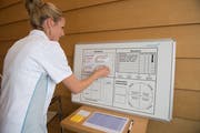 Cécile Kesseli, Pflegefachfrau HF, erläutert am Brett die Strategie hinter Kaizen. (Bild: Boris Bürgisser, Luzern, 19. Oktober 2018).