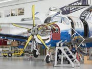 Blick in die Produktionshalle der Pilatus Flugzeugwerke in Stans (Bild: Christian Beutler / Keystone)