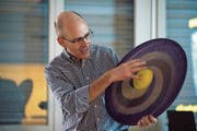 Prorektor Stefan Casanova erklärt das Universum. (Bild: Andreas Taverner)