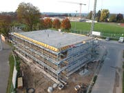 Das neue Garderobengebäude hat nach zweieinhalb Monaten Bauzeit seine volle Kubatur schon erreicht. (Bil: Manuel Nagel)