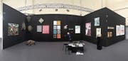 Der «Black Box»-Stand der Luzerner Galerie Vitrine fällt in Oerlikon auf. (Bild: PD)