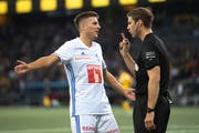 Ruhig neben, wild auf dem Platz: FCL-Mittelfeldspieler Idriz Voca (links) hier in einer Diskussion mit Schiedsrichter Lukas Fähndrich. (Bild: Claudio de Captani/Freshfocus (Bern, 6. Oktober 2018))