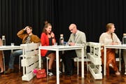 Finden sie ihr Glück beim Speed Dating? Eine Szene aus dem Stück «Shoppen» des Theaters Bagasch Luzern. (Bild: PD)