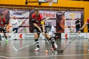 Roman Schöni von Ad Astra Sarnen führt den Ball. (Bild: Manuela Jans-Koch (Sarnen, 25. Oktober 2018))