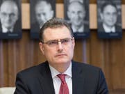Der aufgewertete Franken versalzt der SNB die Suppe: SNB-Präsident Thomas Jordan am Hauptsitz in Zürich (Archivbild). (Bild: KEYSTONE/GAETAN BALLY)