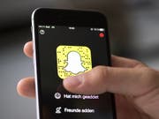 Die Umgestaltung der App kam offenbar bei den Nutzer von Snapchat nicht gut an - viele kehren dem Programm den Rücken. (Bild: KEYSTONE/CHRISTIAN BEUTLER)