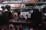Teil der Zuger Filmtage ist auch ein abwechslungsreiches Workshop-Programm. Das Bild zeigt einen Workshop zum Thema Drehbuch und Schauspielerei in der «industrie45». (Bild: Maria Schmid (Zug, 5. November 2016))