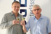 Ein Grund, die Gläser klingen zu lassen: Der Generationenwechsel in der Petralli AG ist vollzogen. (Bild: Christof Lampart)