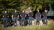 Die Teams, die an der zugerischen Polizeihundeprüfung 2018 teilgenommen haben. (Bild: Zuger Polizei)