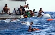 Flüchtlinge kämpfen vor der Küste Libyens ums Überleben. (Lisa Hoffmann/Sea-Watch via AP)