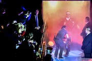 Die Lichtshow, die Medien und die Security: Der Schweizer Tennis-Superstar trifft ein (Bild: Daniela Frutiger/freshfocus)