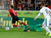 Luca Waldschmidt wird von Yann Sommer von den Beinen geholt. (Bild: KEYSTONE/EPA/RONALD WITTEK)