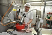 Jeden Monat kreiert Philipp Metzger eine «Extrawurst» mit besonderen Zutaten. (Bild: Sabine Schmid)