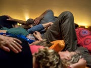 Am Kuschelabend wird das Grundbedürfnis nach Nähe gestillt. (Bild: Silvio Grogg)