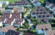 Eine Wohnüberbauung bei Maur im Kanton Zürich. (Bild: Steffen Schmidt/Keystone (2. August 2014))